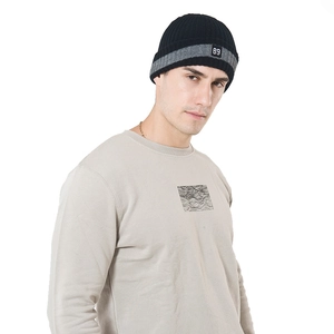 Bonnet en tricot style hip-hop avec écusson 89 et design bicolore noir et gris