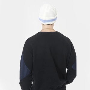 Détail de l'arrière d'un sweat-shirt noir streetwear avec un bonnet en maille blanche