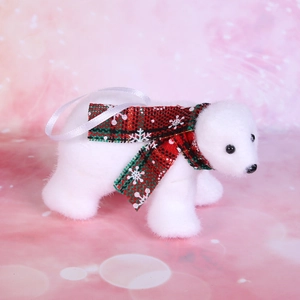 Nahaufnahme von weißem Eisbär-Anhänger mit rot-grünem Karo-Schal für Weihnachten