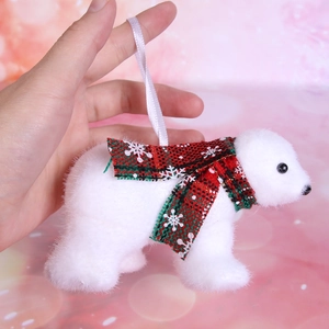 Detail eines weißen Plüsch-Eisbären mit rot-grünem Karo-Schal für den Weihnachtsbaum