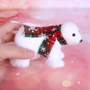 Miniatur Eisbär Weihnachtsanhänger mit rot-grünem Schottenkaro Schal in der Hand