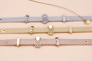 Detailansicht von Mesh-Armbändern in Silber, Gold und Roségold mit Ananas-Anhänger
