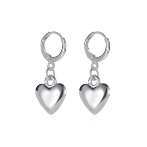 Boucles d'oreilles cœur en argent poli avec finition miroir minimaliste et style punk