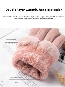 Détail de gants roses avec revers en fourrure et doublure épaisse en peluche douce