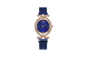 Dettaglio della lunetta in oro rosa con strass e quadrante blu scuro a raggiera