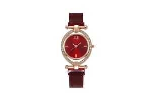 Dettaglio del quadrante bordeaux con ghiera in oro rosa e diamanti e cinturino mesh