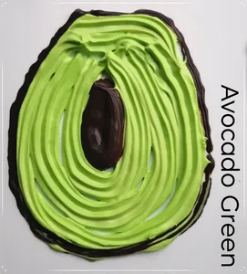 Texture dettagliata della colla in crema verde avocado con motivo a vortice di avocado