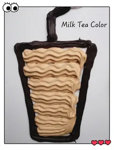 Dettaglio colla a crema DIY con pasta color tè al latte scolpita e texture a onde per hobby