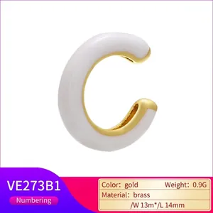 Ear cuff a forma di C in ottone dorato con smalto bianco dalle dimensioni di 13mm x 14mm