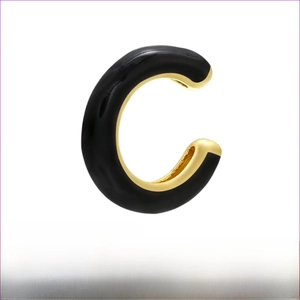 Dettaglio dell'orecchino a C in ottone dorato con smalto nero e dimensioni 13mm x 14mm