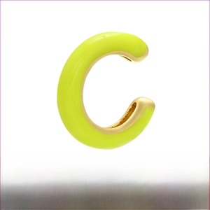 Vista dettagliata del polsino per orecchio in ottone giallo neon da 13mm di 0,9g