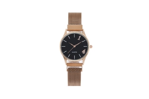 Détail du bracelet en maille or rose et du cadran noir minimaliste de la montre quartz