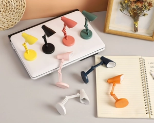 Groupe de mini lampes de bureau LED colorées avec joints réglables sur un bureau
