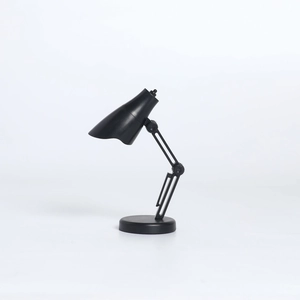Détail de la mini lampe LED noire avec bras pliable réglable et base circulaire