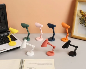Mini lampes de bureau pliantes à LED en huit couleurs vives sur un bureau moderne de maison