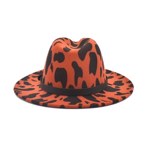 Cappello fedora in lana arancione con stampa mucca nera e cinturino in pelle scura