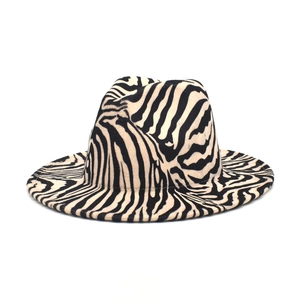 Gros plan du chapeau fedora en laine à motif zèbre avec bord plat et calotte pincée