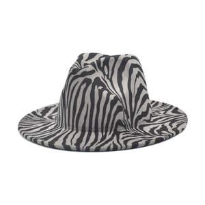 Détail du chapeau en feutre de laine à motif zèbre avec un bord plat classique