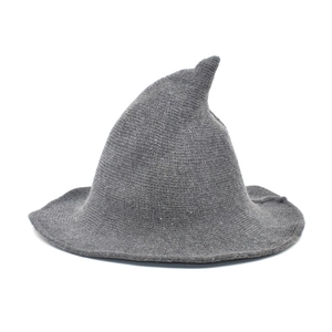 Chapeau de sorcière gris en tricot avec calotte pointue et larges bords, bonnet pointu élégant