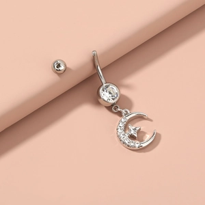 Piercing de ombligo plateado con estrella, luna y cristales brillantes en fondo rosa