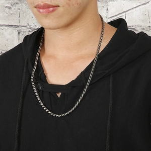 Collier chaîne tissée en acier inoxydable style hip-hop porté par un mannequin homme