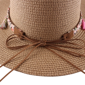 Cappello di paglia a tesa larga da donna con nastro intrecciato boho e nappe