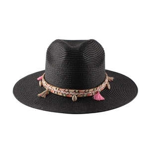 Dettaglio cappello di paglia nero con fascia in nappe di conchiglie e trama tessuta