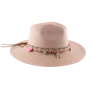 Dettaglio ravvicinato di cappello di paglia rosa con fascia intrecciata, nappe e conchiglie