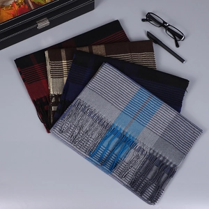 Détails de quatre écharpes d'hiver à carreaux avec franges aux motifs business classiques