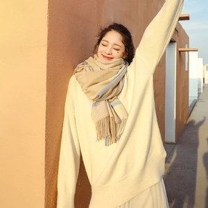 Écharpe d'hiver en cachemire synthétique beige à carreaux bleus avec pompons pour femme