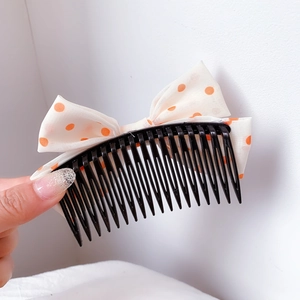 Haarkamm für Mädchen mit beige gepunkteter Schleife für elegantes Haarstyling