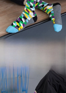 Détail de chaussettes montantes colorées aux motifs géométriques et losanges contrastés