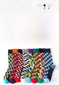 Détail de chaussettes tricotées 168 aiguilles avec motifs cubes 3D en épaisseur moyenne