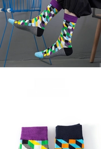 Détail macro de chaussettes à motifs géométriques avec poignets côtelés élastiques