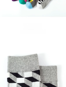Détail de la pointe sans couture et du bord élastique de la chaussette en coton