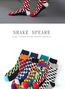 Gros plan sur des chaussettes jacquard géométriques avec motifs 3D et couleurs contrastées