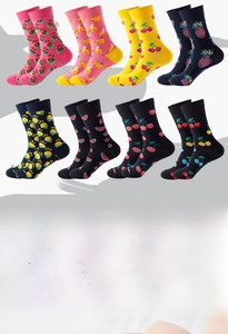Detaillierte Flachbildaufnahme von Baumwollsocken mit bunten Zitronen- und Kirschmotiven