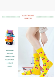 Details von bunten Baumwollsocken mit Zitronen- und Kirsch-Graffiti-Mustern für Damen