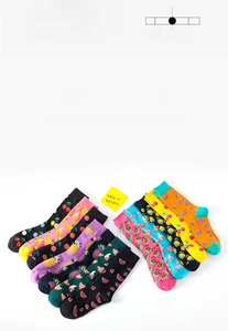Detaillierte Draufsicht auf 168-Nadel-Baumwoll-Obstsocken mit bunten kreativen Mustern