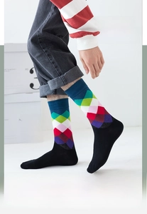 Dettaglio di calze in cotone con motivo Argyle colorato mostrate in un contesto lifestyle