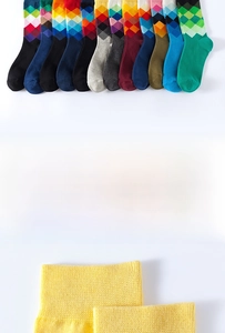 Dettaglio del polsino elastico e della fantasia a rombi colorati sulle calze di cotone
