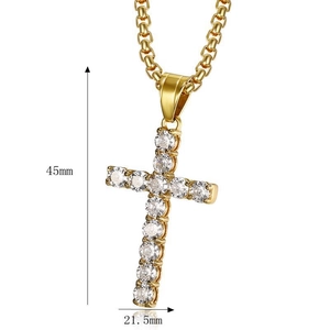 Collier avec pendentif croix plaqué or en acier titane et zircons AAA sur fond blanc
