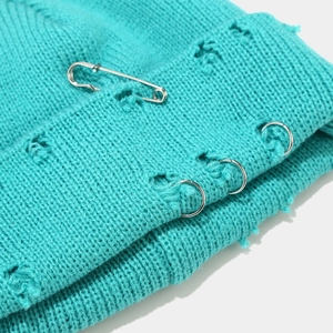 Detailansicht der Strickmütze mit Destroyed-Effekt, Metallringen und Sicherheitsnadeln
