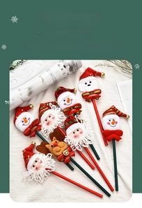 Détail de crayons de Noël avec figurines en peluche de Père Noël et de renne