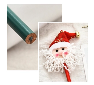 Détail de crayon de Noël en bois avec décoration Père Noël en peluche et mine graphite