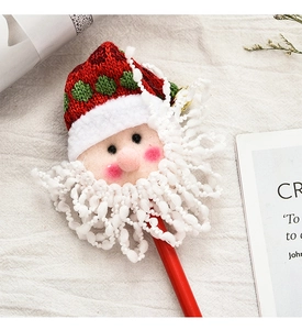 Détail d'un crayon de Noël avec un embout Père Noël en feutre et barbe blanche en peluche