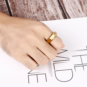 Bague géométrique tendance en acier inoxydable plaqué or 18 carats avec finition mate