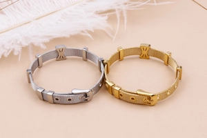 Détail de bracelets en maille dorée et argentée avec fermoir boucle réglable élégant