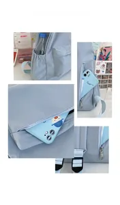Dettaglio dello zaino celeste impermeabile con tasche laterali e cerniera antifurto nascosta