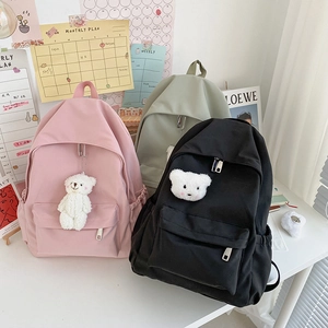 Zaini minimalisti in nylon impermeabile rosa, verde e nero con ciondoli a forma di orso